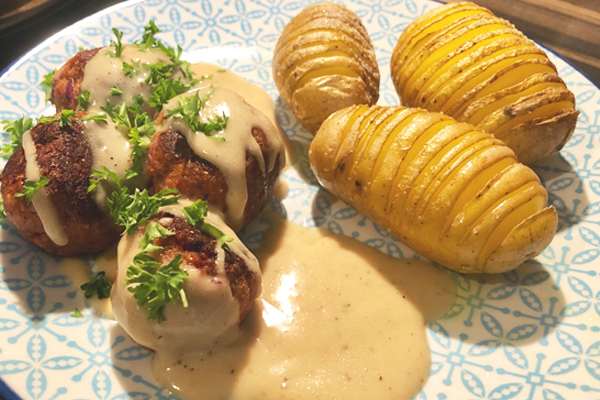 Köttbullar Rezept - Vegane Hackbällchen mit Fächerkartoffeln und Sahnesauce